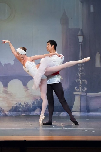 Janet Strukely-Dziak as Odette and Jason Wang as Prince Siegfried in Olmsted Performing Arts' 'Swan Lake.'