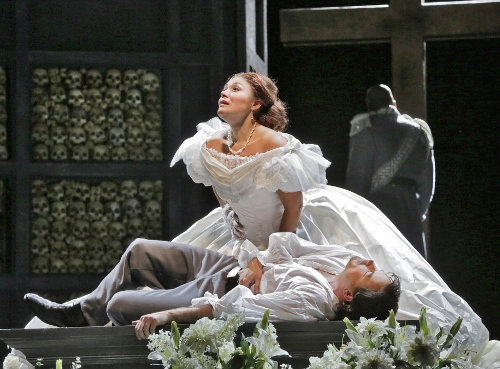 Ailyn Pérez (Juliette) and Stephen Costello (Roméo) in 'Roméo et Juliette.'